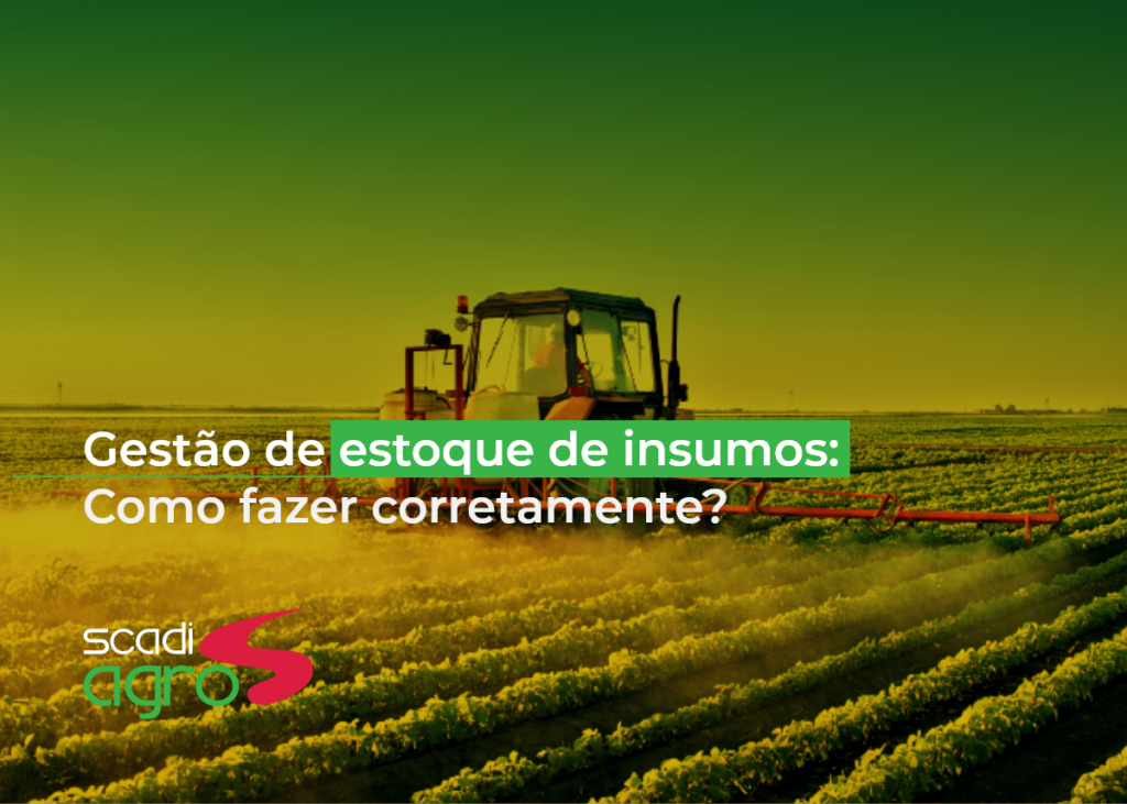 Ao fundo tem uma foto de um pulverizador agrícola passando pela lavoura, na imagem está aplicado um filtro em degradê do verde para o amarelo, alinhado a esquerda está escrito "Gestão de estoque de insumos: como fazer corretamente?" e no rodapé da imagem a esquerda tem a logomarca da SCADIAgro